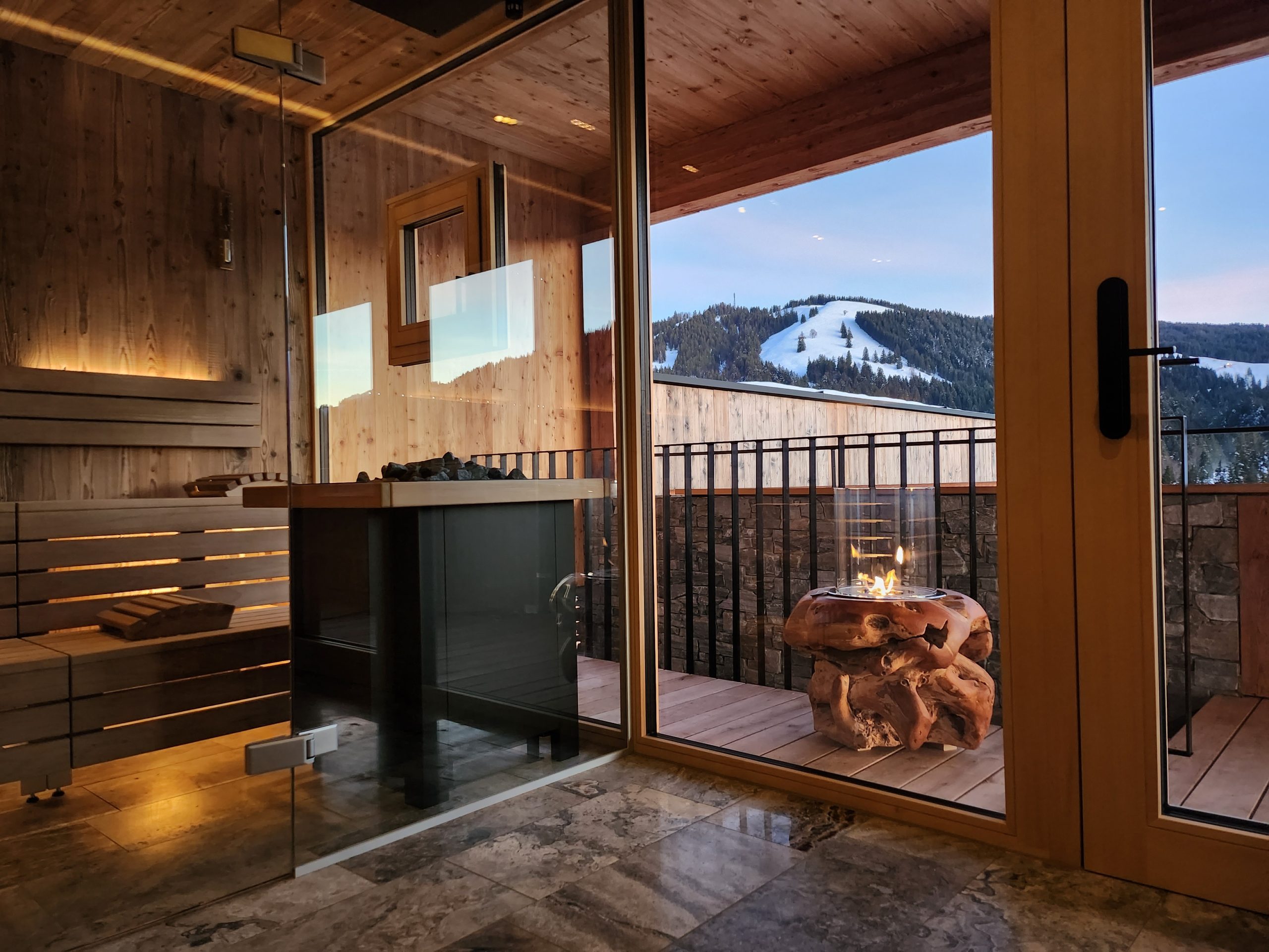Finnische Sauna des Alpenu mit Blick auf die Terrasse in der Dämmerung