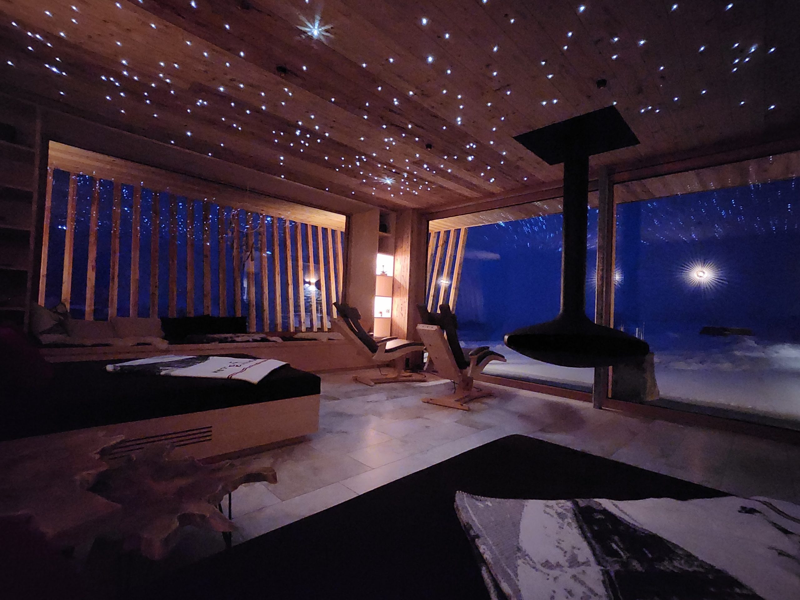Traumraum des Alpenu bei Nacht mit Sternenhimmel an der Decke