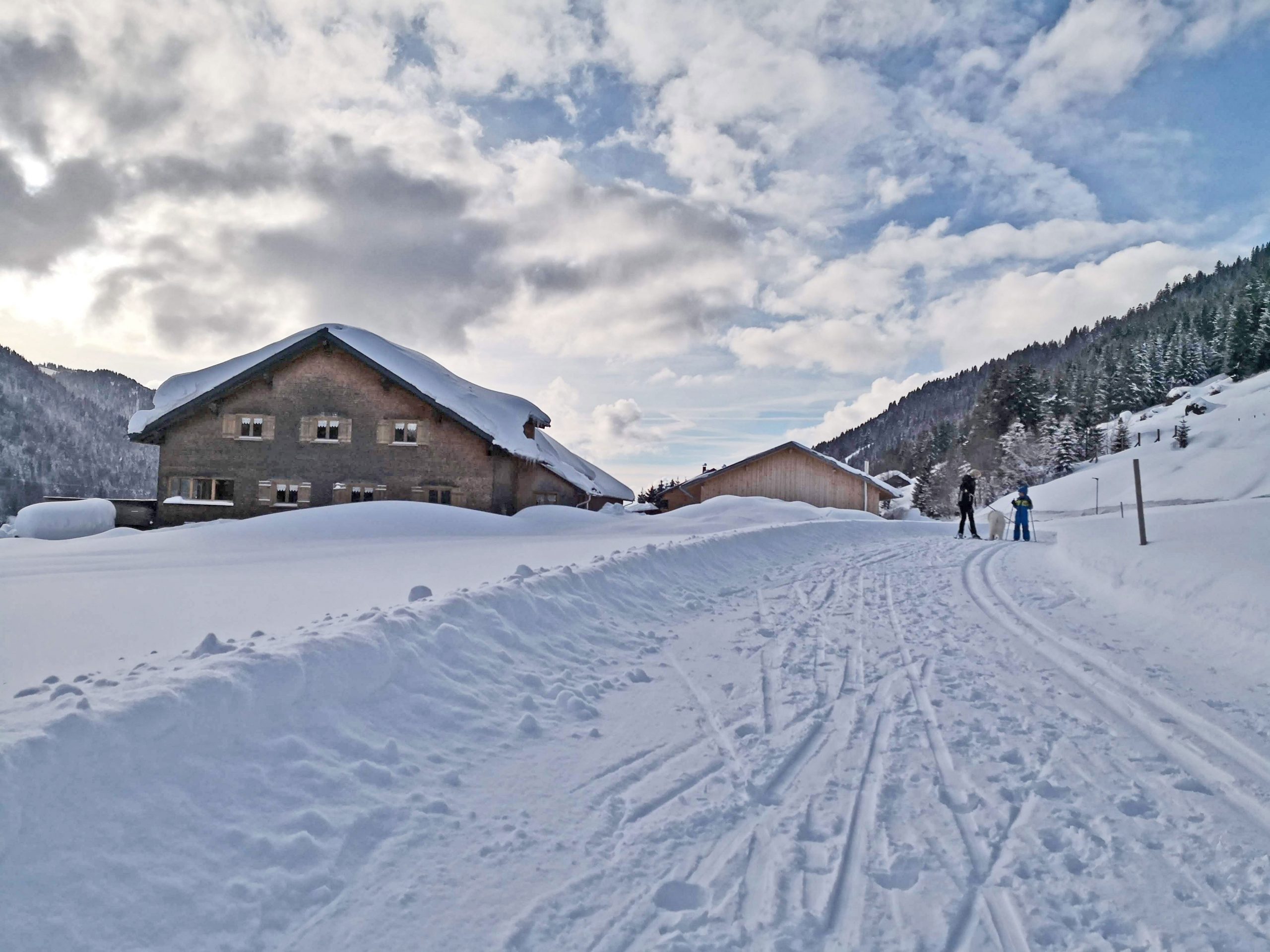 Das Alpenu im Winter mit der Loipe direkt vor dem Haus