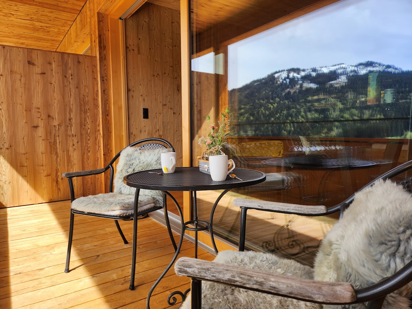 Balkon von Hugos im Winter mit Blick auf die verschneiten Berge
