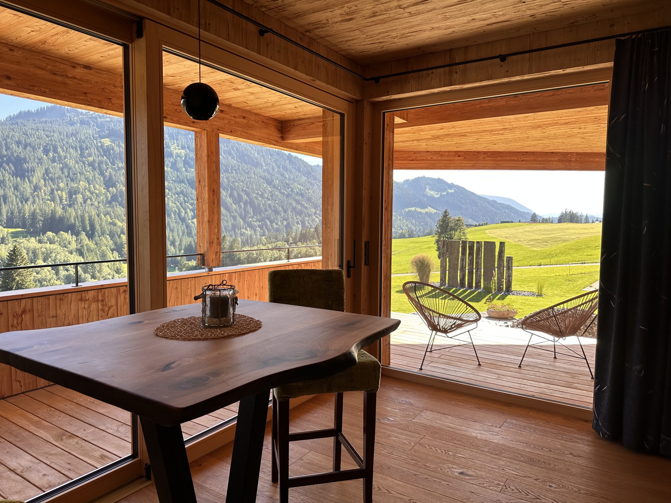 Essbereich in Hektors mit Panoramafenster und Zugang zur Terrasse