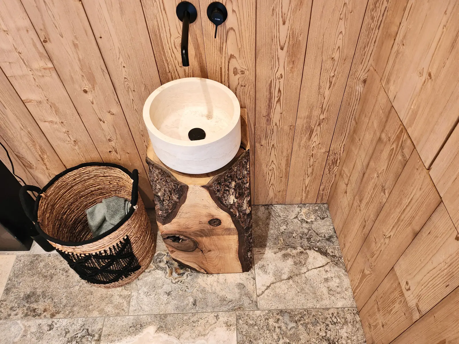Wellness-Dusche mit Holzeimer und Steinwaschbecken