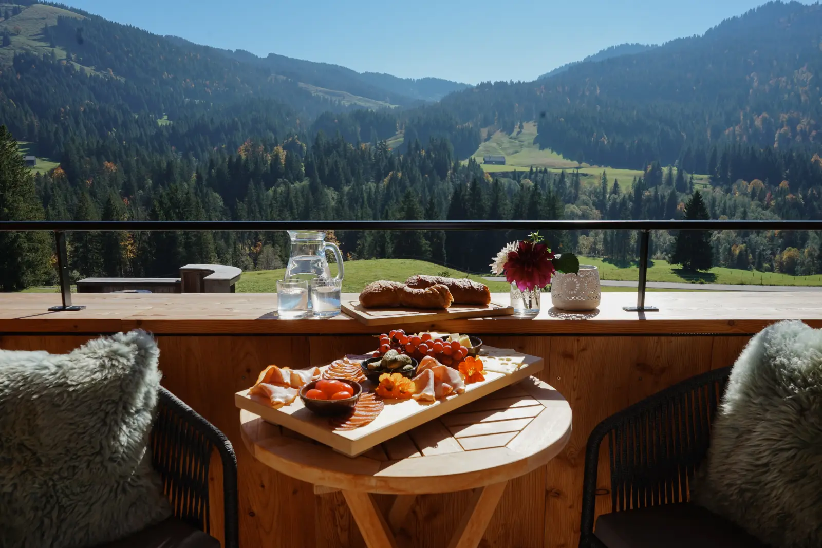 Gedeckte Brotzeit auf der Terrasse mit Blick ins Tal