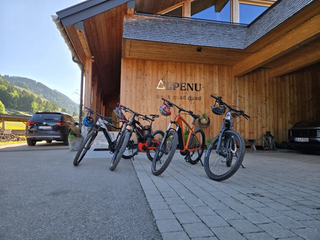 E-Bikes vor dem Alpenchalet Alpenu