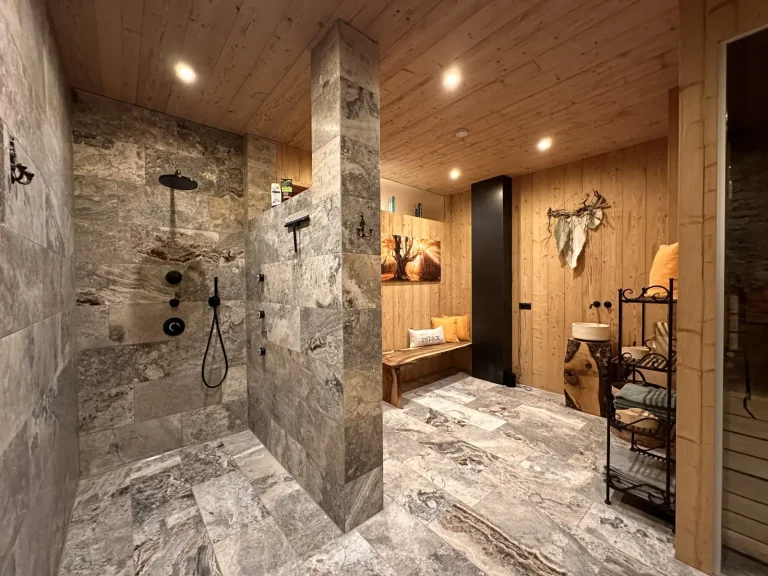 Erlebnisdusche aus Naturstein im Alpenchalet