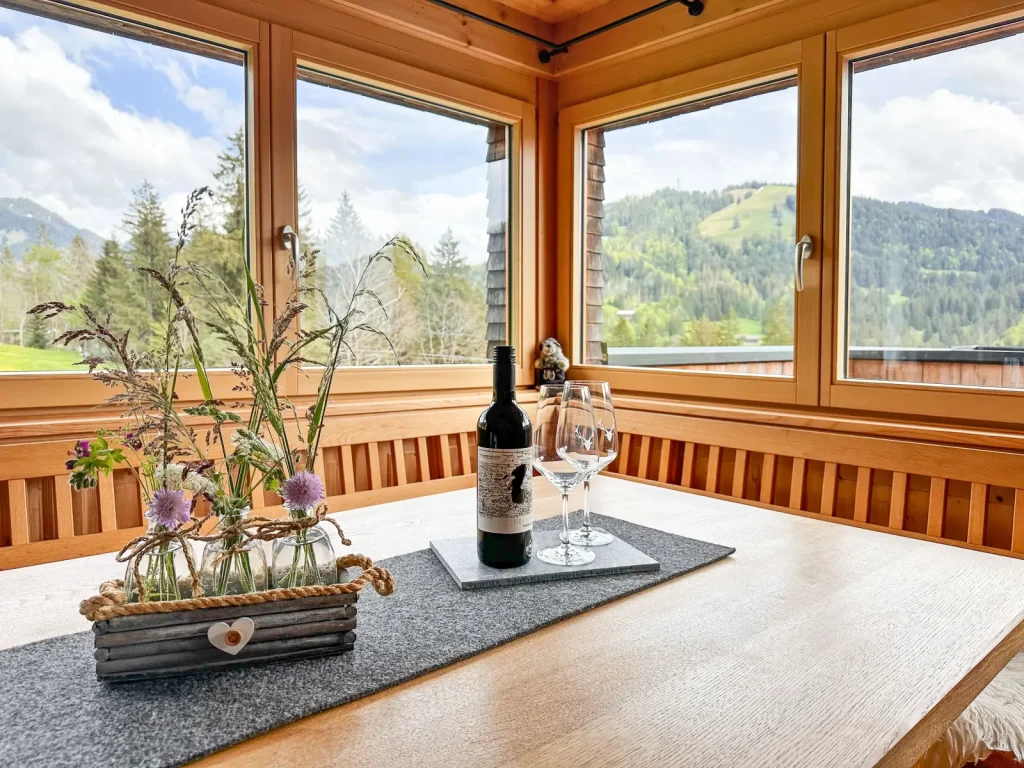 Esstisch am Fenster mit Bergblick im Alpenchalet
