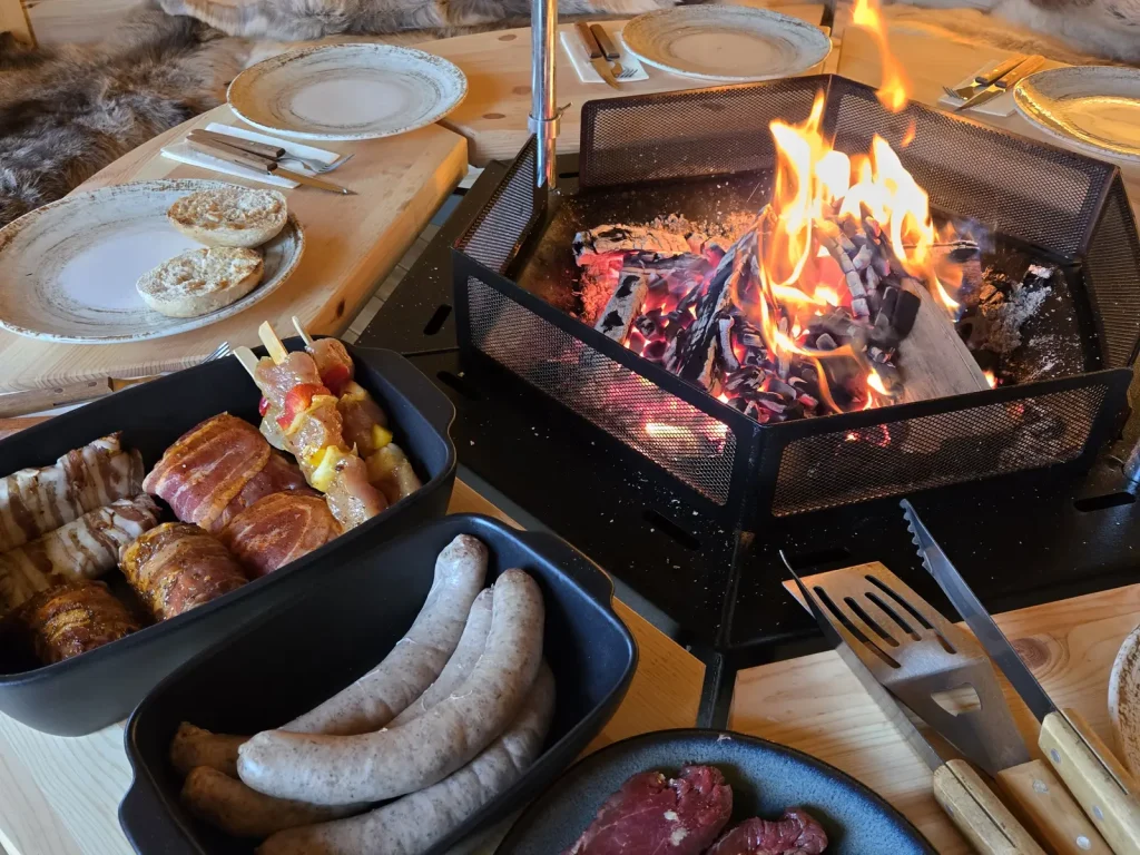Feuer in der Grillkota mit Steaks und Würsten am Alpenchalet