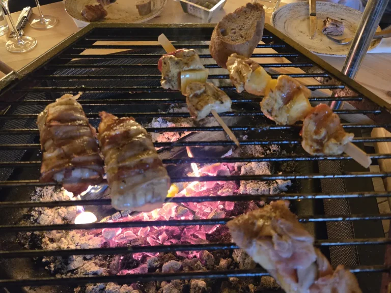 Spieße auf dem Grill in der Grillkota des Alpenchalets