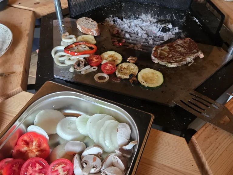 Grillplatte mit Gemüse und Steak am Alpenchalet