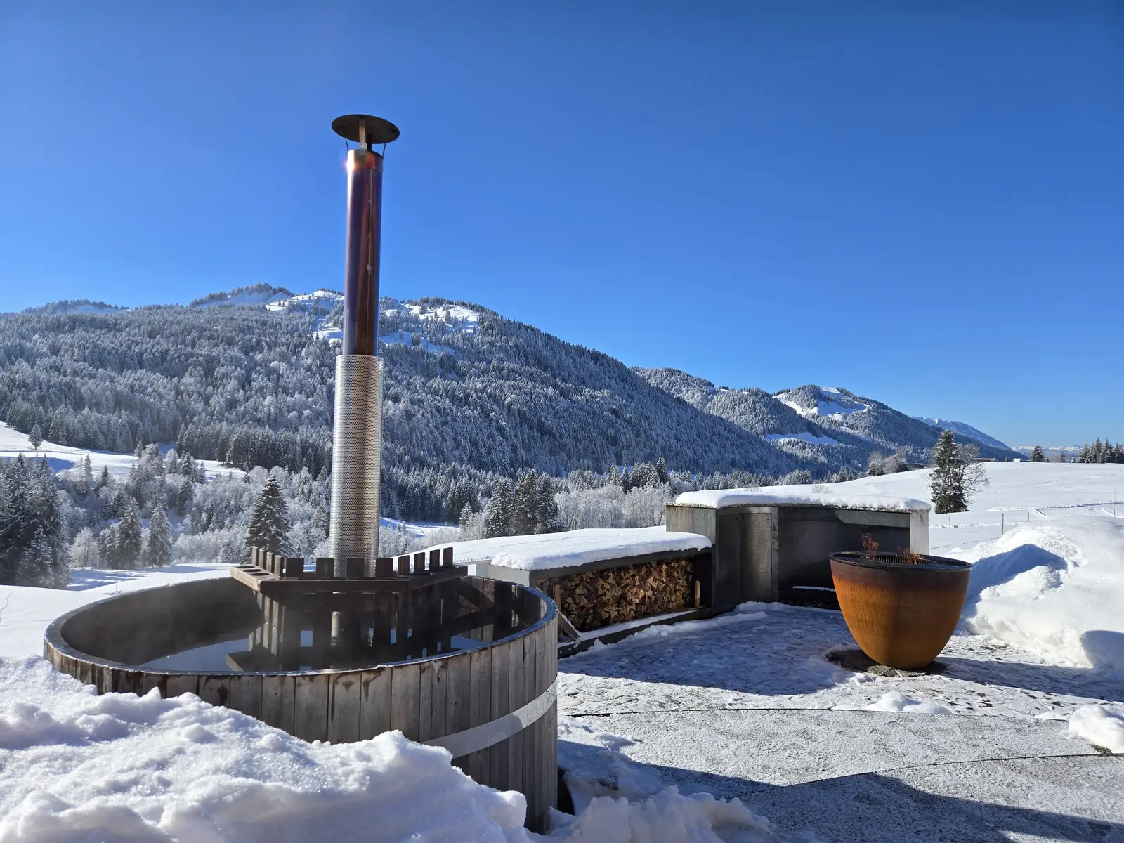 Beheizter Hot Tub aus Holz im Tiefschnee