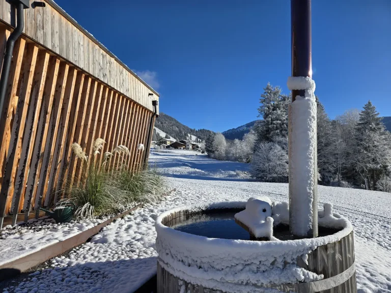 Eingeschneiter Hot Tub am Alpenchalet