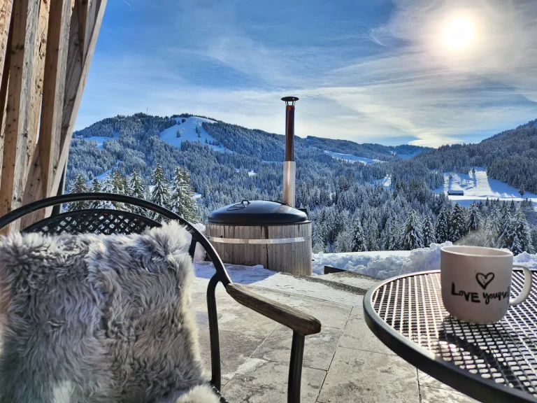 Hot Tub auf der Winterterrasse des Alpenchalets im Allgäu