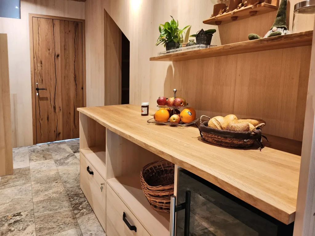 Küche mit regionalen Lebensmitteln im Alpenchalet