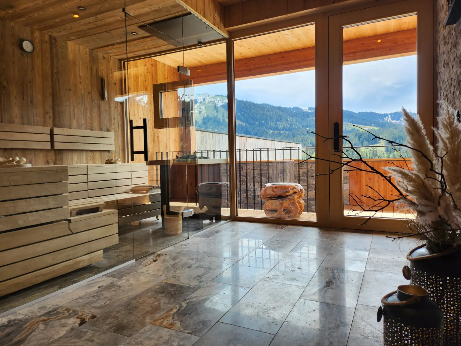 Panorama-Sauna mit Glasfront und Blick auf die Allgäuer Berge