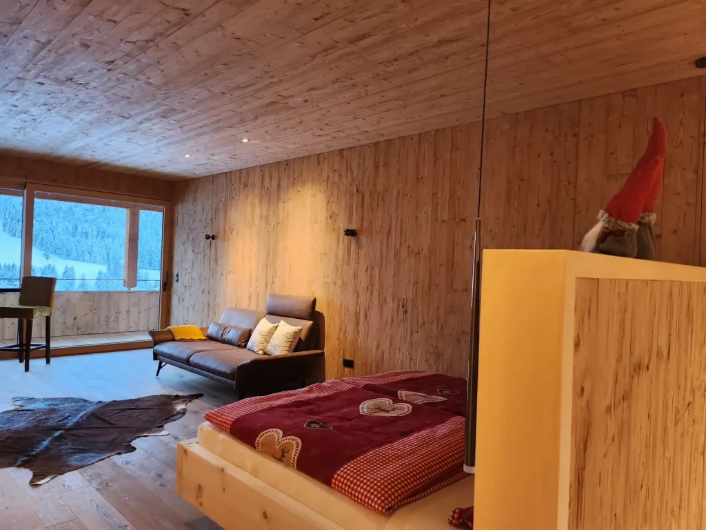 Schlafzimmer mit Zirbenbett im Alpenchalet