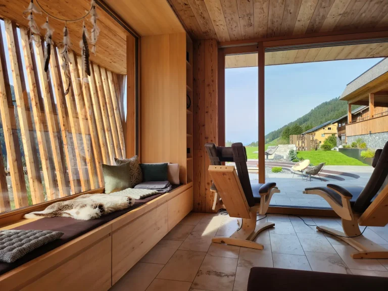 Traumraum im Alpenchalet mit Fensterbank und Blick auf die Sommerwiesen