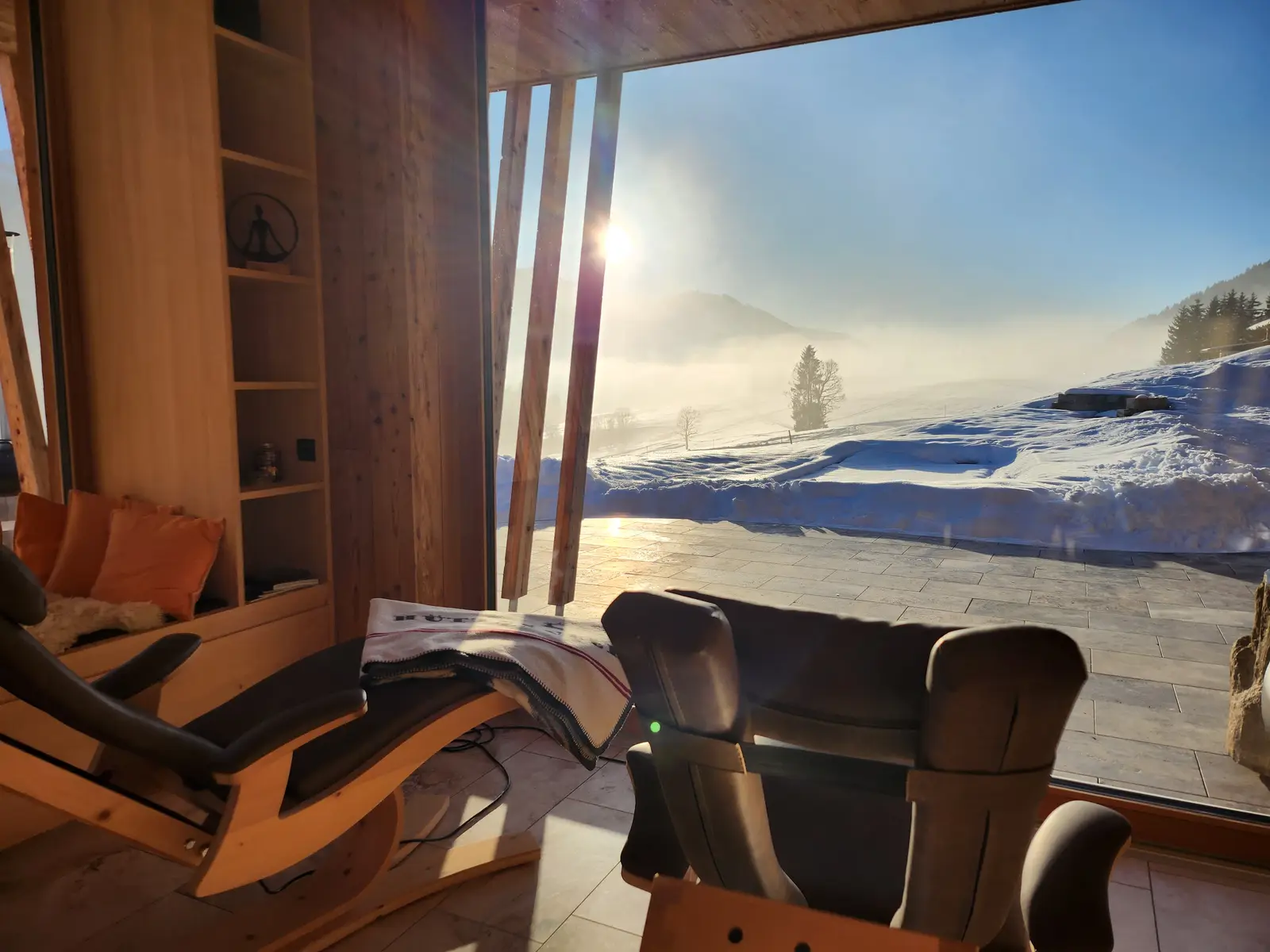 Ruheliegen im Traumraum mit Blick in die verschneite Landschaft