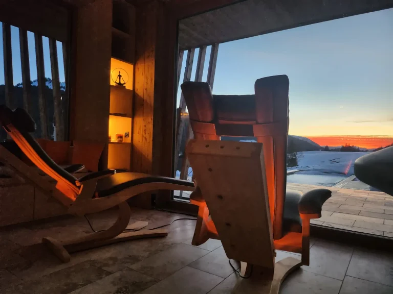 Traumraum im Alpenchalet bei Sonnenuntergang im Winter