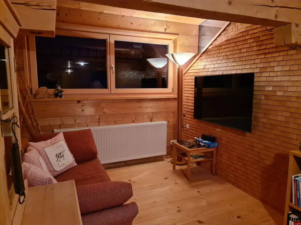 Gemütlicher Wohnbereich aus Holz im Alpenchalet Alpenu
