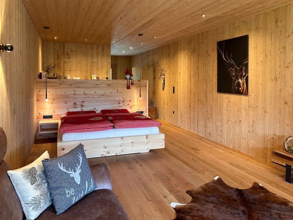 Zirbenbett im Schlafzimmer des Alpenchalets