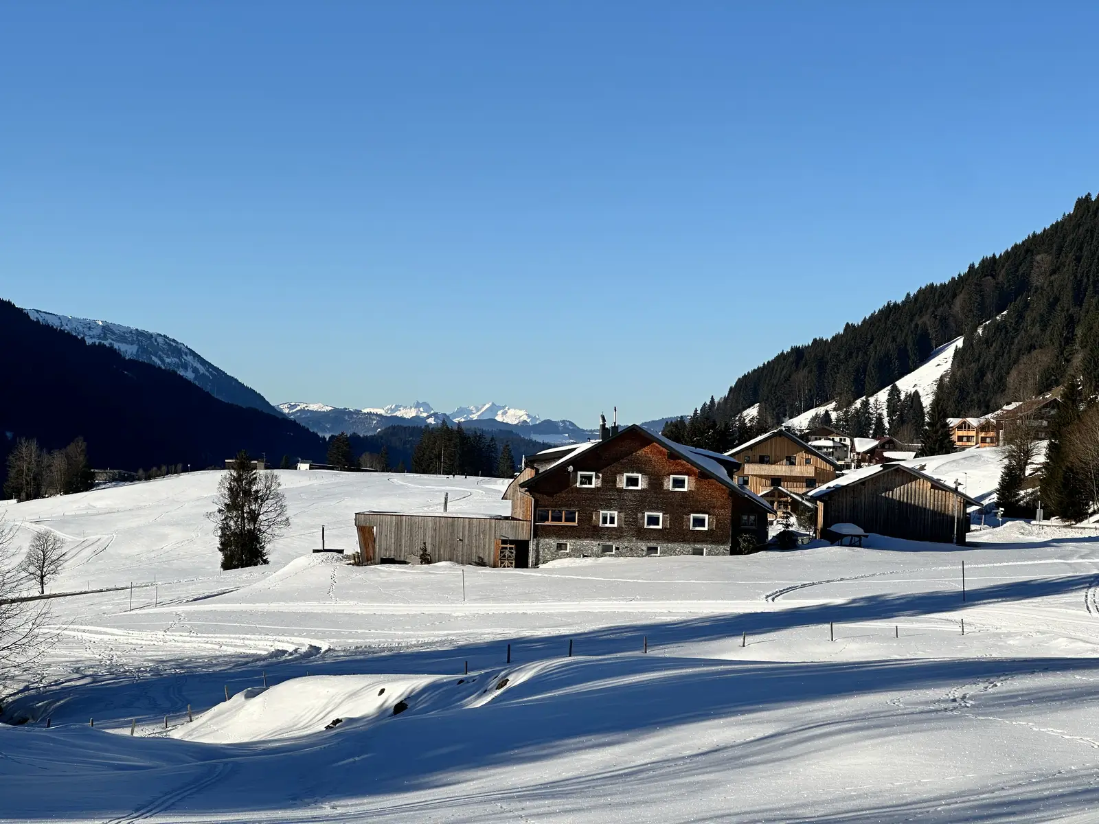 Balderschwang im Winter mit Blick auf die Berge