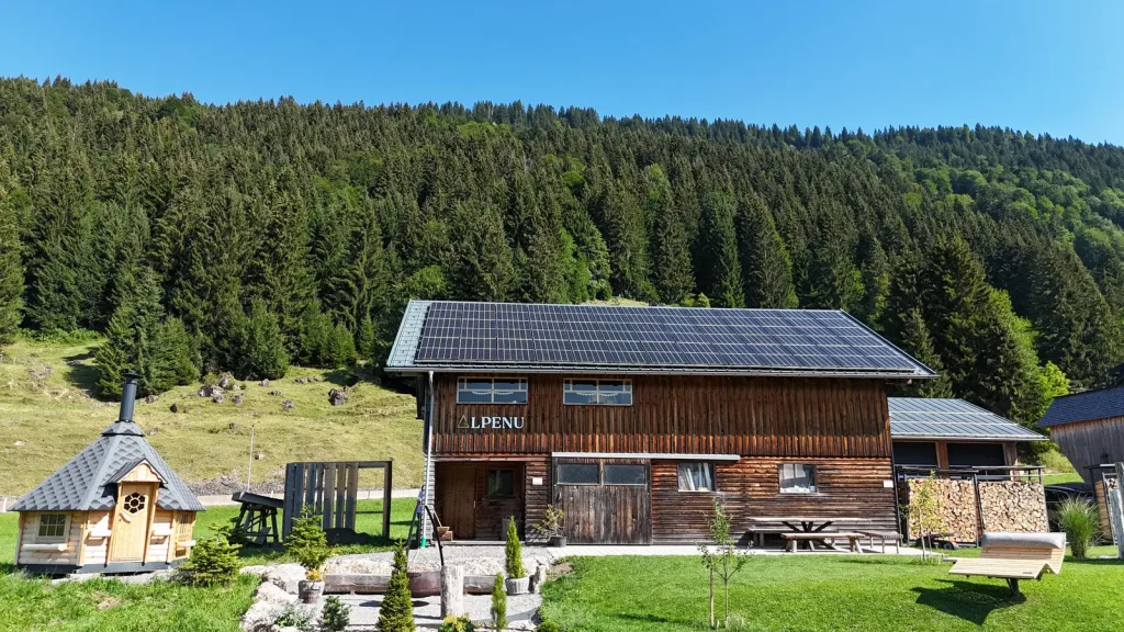 Chalet Allgäu: das Alpenu mit Grillkota im Sommer aus der Luft