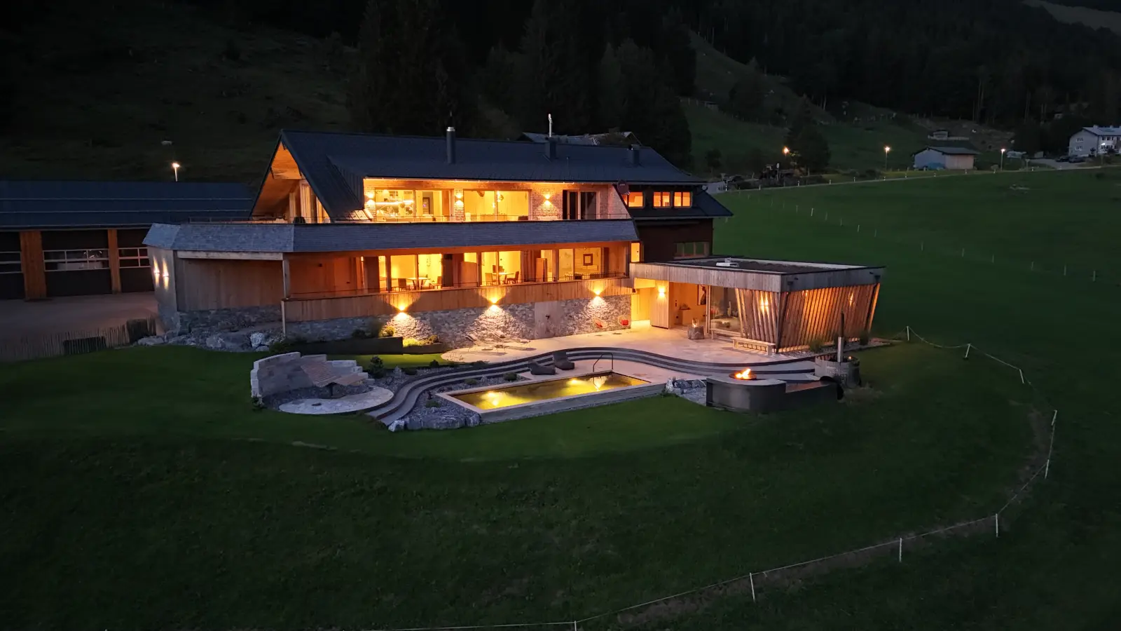 Das Alpenu am Abend mit beleuchtetem Natur-Pool