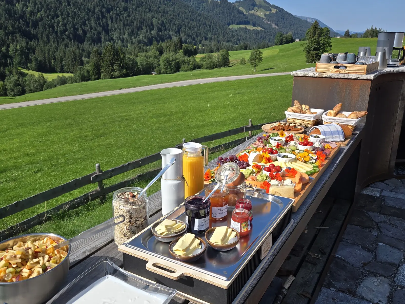 Frühstücksbuffet auf der Terrasse des Chalets im Allgäu im Sommer