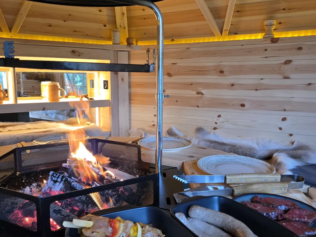 Abendessen am offenen Feuer in der Grillkota des Chalets im Allgäu