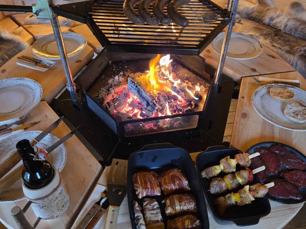 Grillgut über dem offenen Feuer in der Grillkota im Allgäu