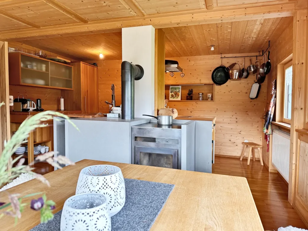 Holzküche mit Holzofen in der Hütte, Chalet Allgäu