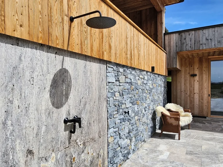 Outdoor-Dusche am Chalet im Allgäu