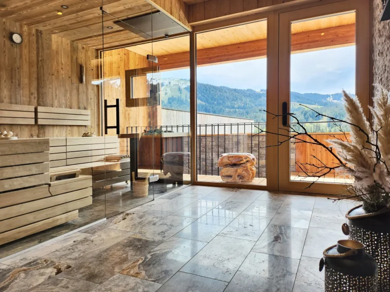 Panorama-Sauna im Chalet Allgäu mit Blick ins Grüne
