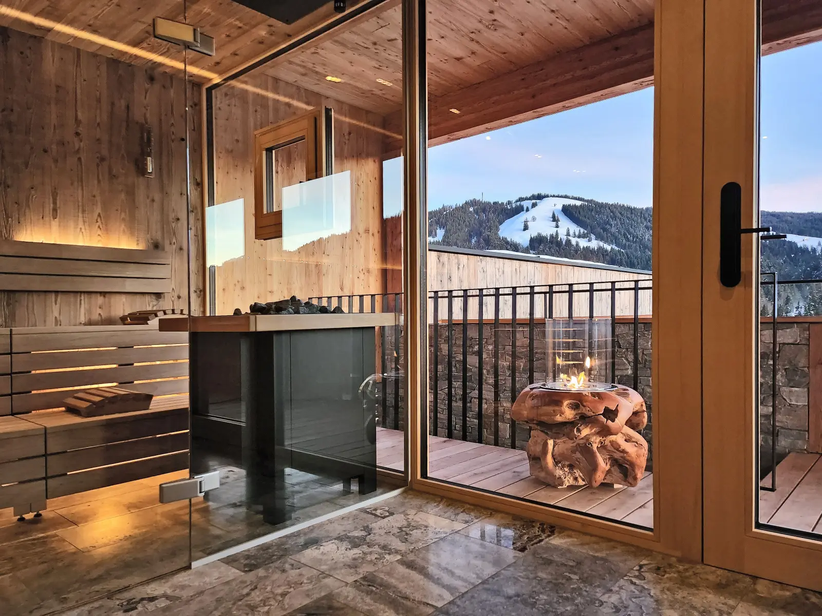 Sauna mit Blick auf die verschneite Terrasse im Winter