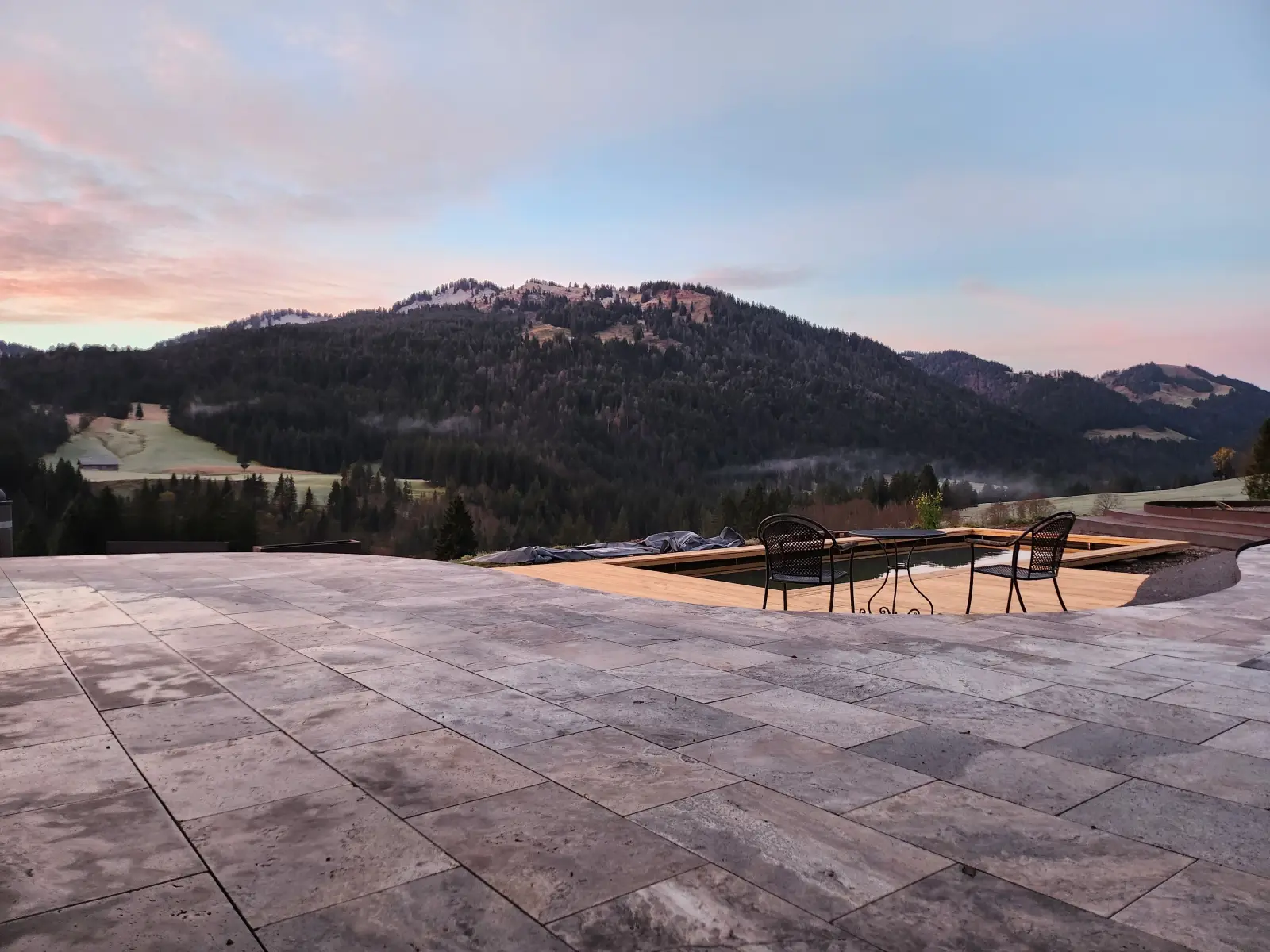 Terrasse des Alpenchalets mit Blick auf die Allgäuer Berge im Herbst