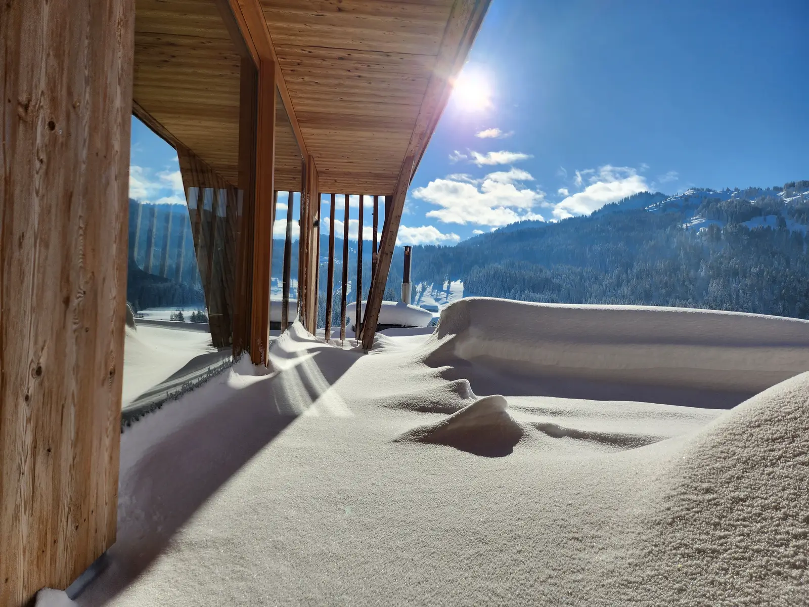 Terrasse des Alpenu im Tiefschnee