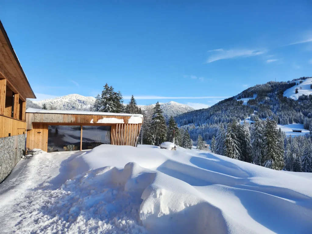 Garten und Chalet im Allgäu unter tiefem Schnee