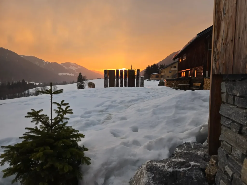 Garten des Chalets in den Alpen im winterlichen Abendrot