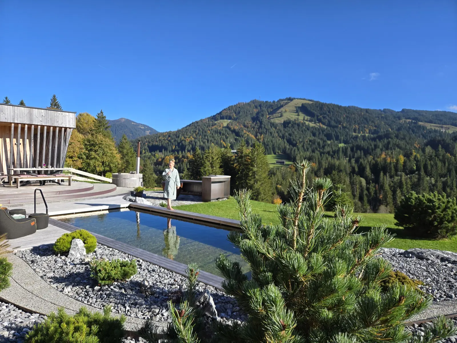 Pool und Garten des Chalets in den Allgäuer Alpen