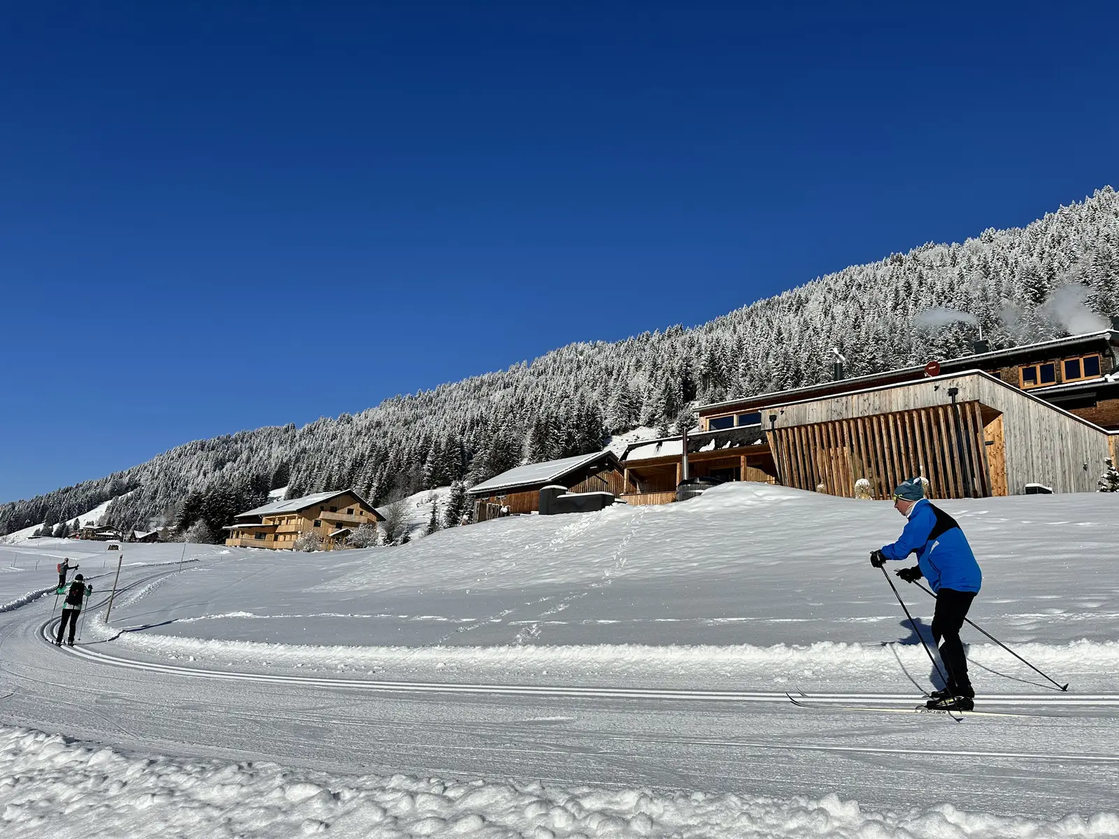 Langläufer auf der Loipe direkt am Chalet im Allgäu