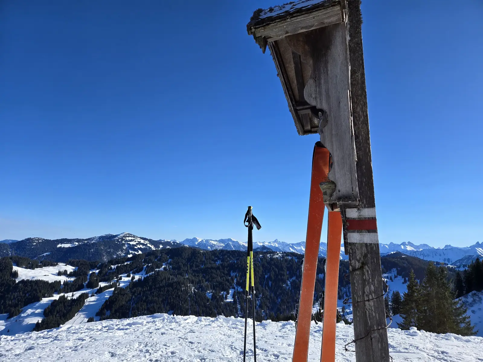 Ski an der Hütte mit Blick auf die Allgäuer Alpen im Winter